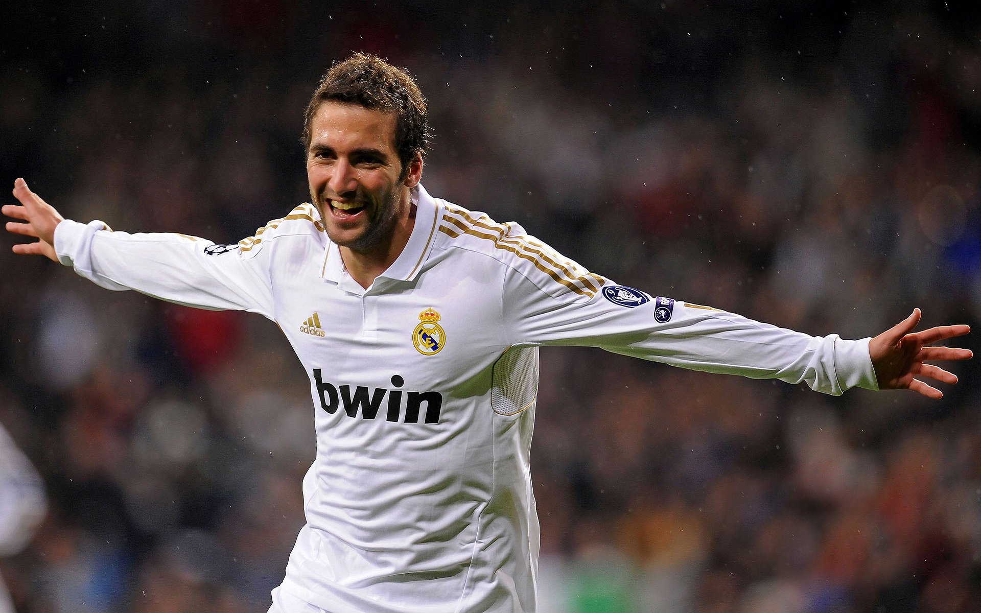 巴萨在欧冠决赛中2-0战胜多特蒙德,夺得第六座欧冠奖杯,巴萨欧冠夺冠视频